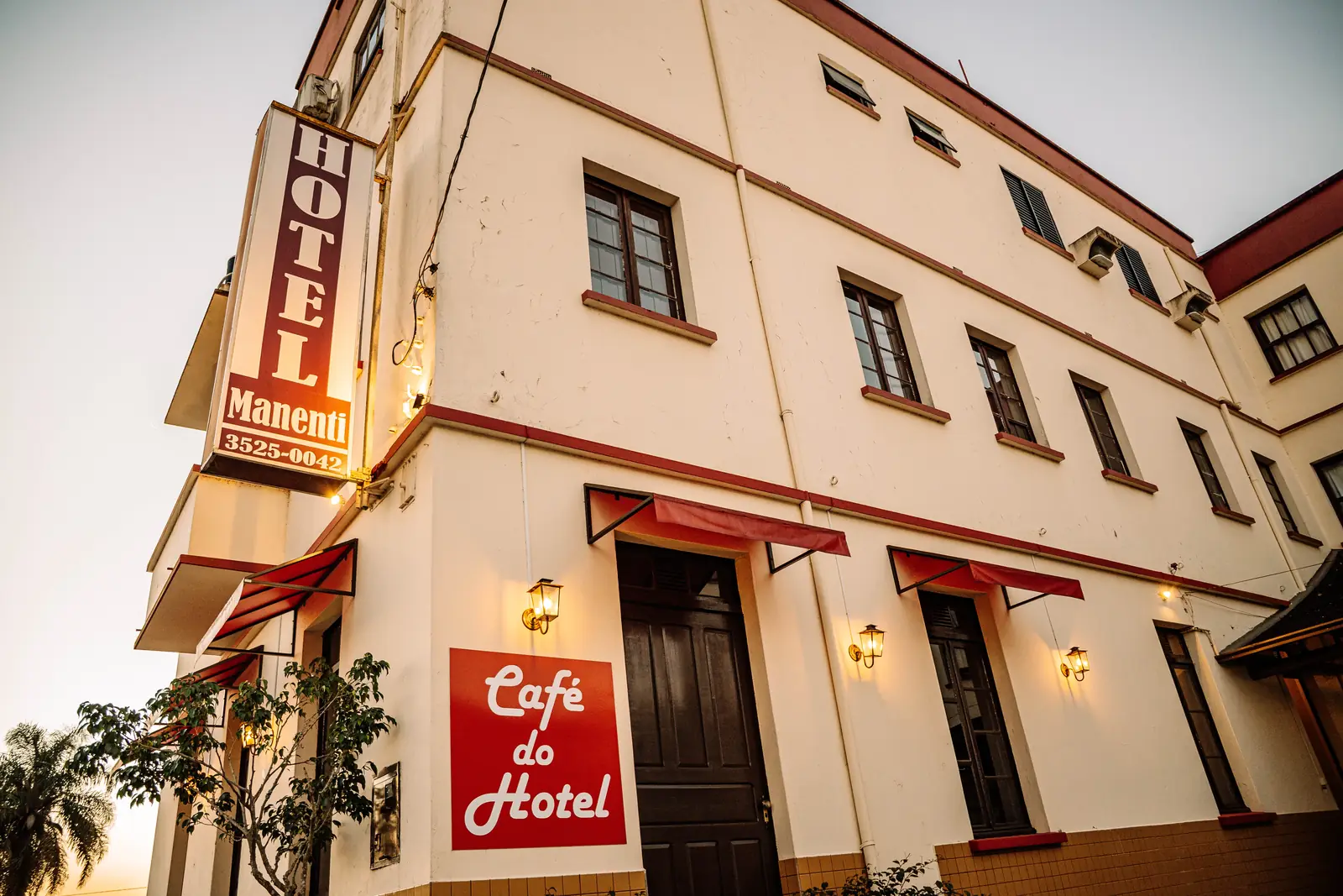 Fachada histórica do Hotel Manenti